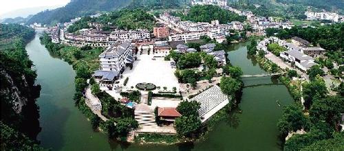加快培育特色小鎮(zhèn)，著力搭建發(fā)展平臺